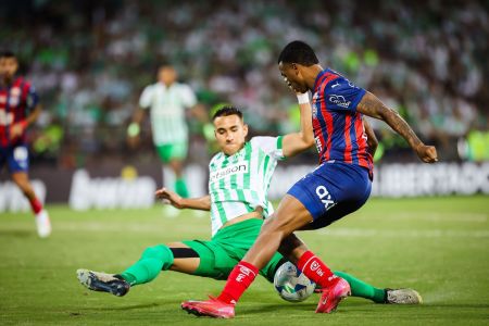 Jean Lucas, do Bahia, tenta jogada contra adversário do Atlético Nacional-COL