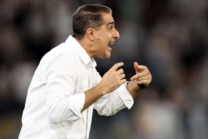 Renato Paiva explica ‘dedo do meio’ após gol do Botafogo na Libertadores
