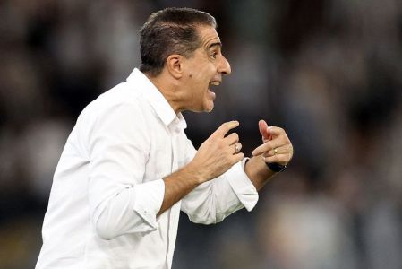 Renato Paiva durante partida entre Botafogo e Estudiantes