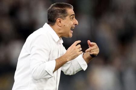 Renato Paiva durante partida entre Botafogo e Estudiantes