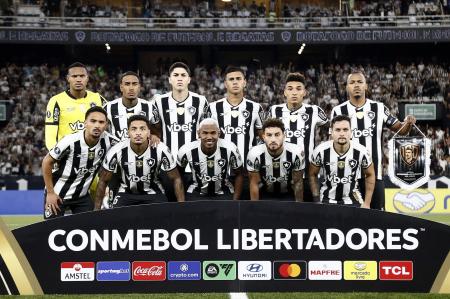 Time do Botafogo na vitória por 3 a 2 sobre o Estudiantes de La Plata-ARG na Libertadores de 2025