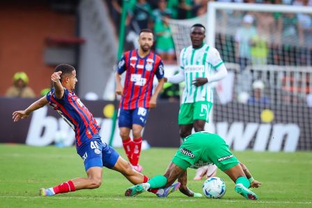 Luciano Juba disputa bola com adversário