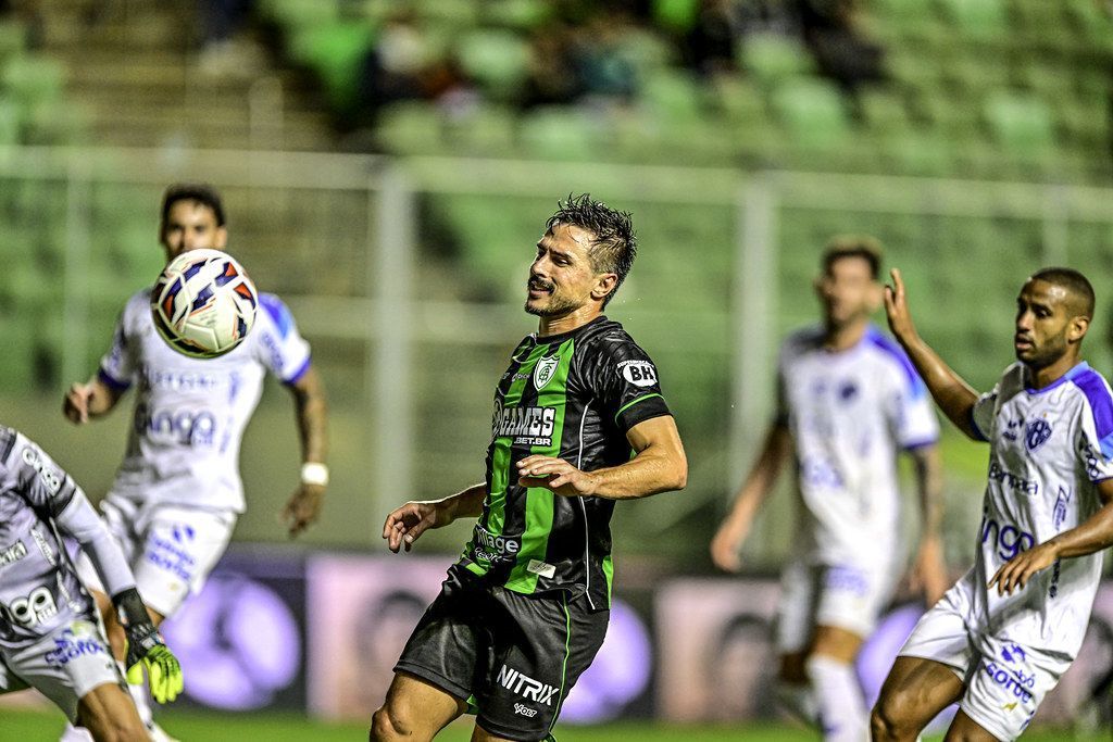 América marca duas vezes no fim e busca empate com Paysandu pela Série B