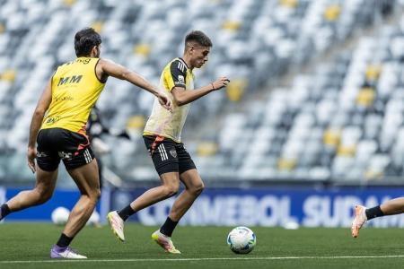 Iván Román em treino do Atlético na Arena MRV
