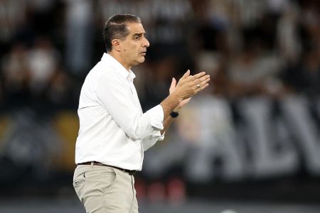 Renato Paiva em ação em partida do Botafogo no Estádio Nilton Santos