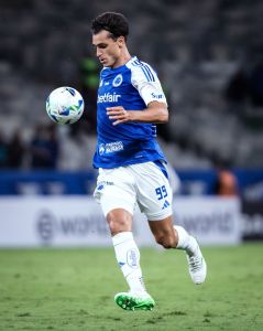 Juan Ignacio Dinenno em ação pelo Cruzeiro na Copa Sul-Americana de 2025