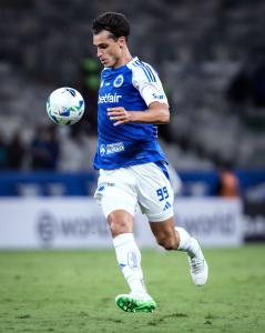 Juan Ignacio Dinenno em ação pelo Cruzeiro na Copa Sul-Americana de 2025
