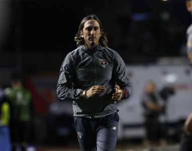 Zubeldía comandou o São Paulo no empate por 1 a 1 com o Libertad-PAR