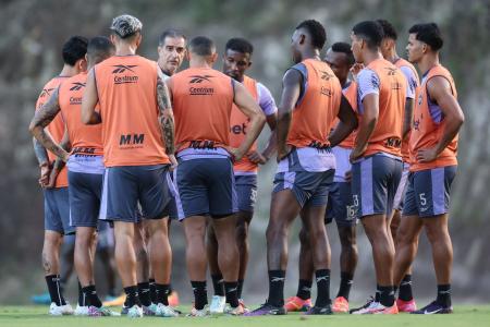 Renato Paiva orienta elenco do Botafogo em atividade no CT Lonier