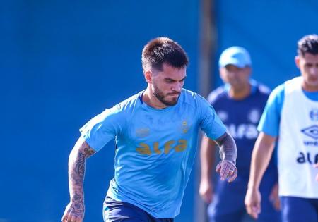 Nathan treinando pelo Grêmio nesta temporada