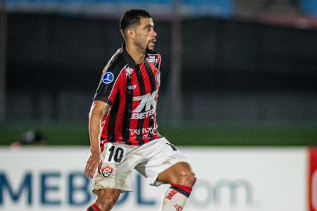 Wellington Rato em campo pelo Vitória, na Copa Sul-Americana