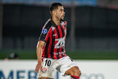 Wellington Rato em ação com a camisa do Vitória