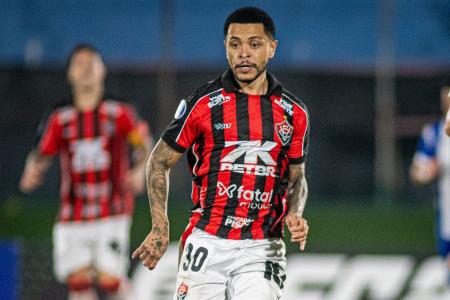 Matehuzinho em ação pelo Vitória na Copa Sul-Americana