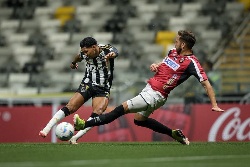 Cuca lamenta gols perdidos em vitória do Atlético sobre Caracas e manda recado