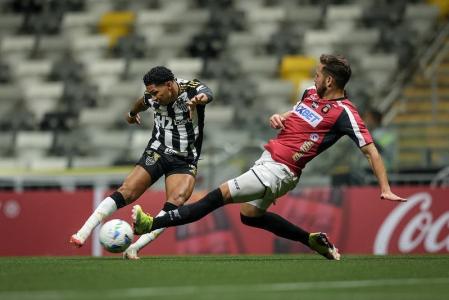 Rony finalizando em partida contra o Caracas na Copa Sul-Americana
