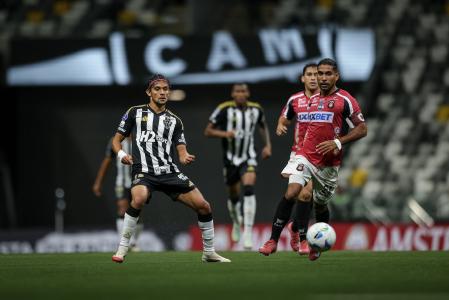 Jogadores do Atlético em partida na Sul-Americana