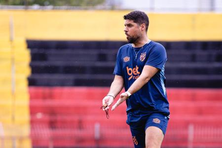 António Oliveira, técnico do Sport, durante treino da equipe