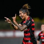 Com protesto antes do jogo, Flamengo vence Fluminense pelo Brasileirão Feminino
