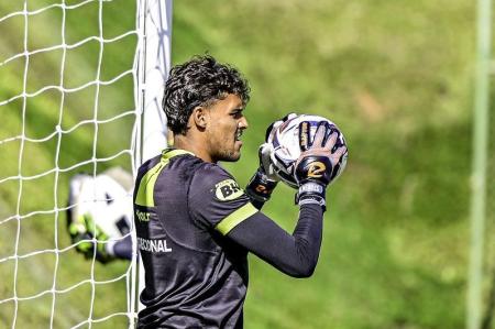 Matheus Mendes, que pertence ao Atlético, em treino do América