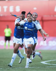 Gaby Soares comemorando gol pelo Cruzeiro