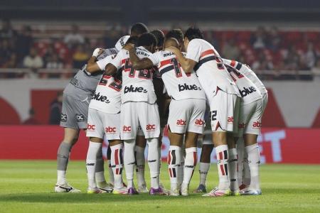 Time do São Paulo reunido antes de jogo do Campeonato Brasileiro