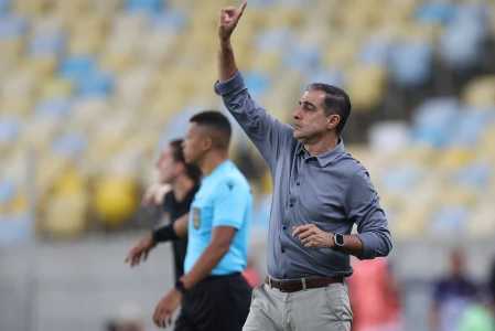 O técnico Renato Paiva em ação no clássico entre Botafogo e Flamengo