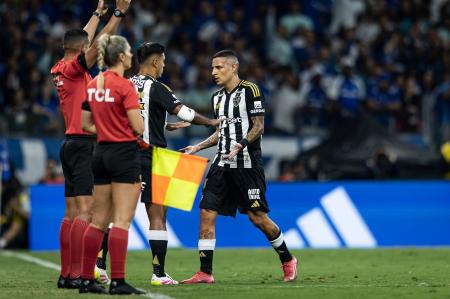 Guilherme Arana não sofreu lesão e tranquilizou torcedores do Galo após clássico no Mineirão