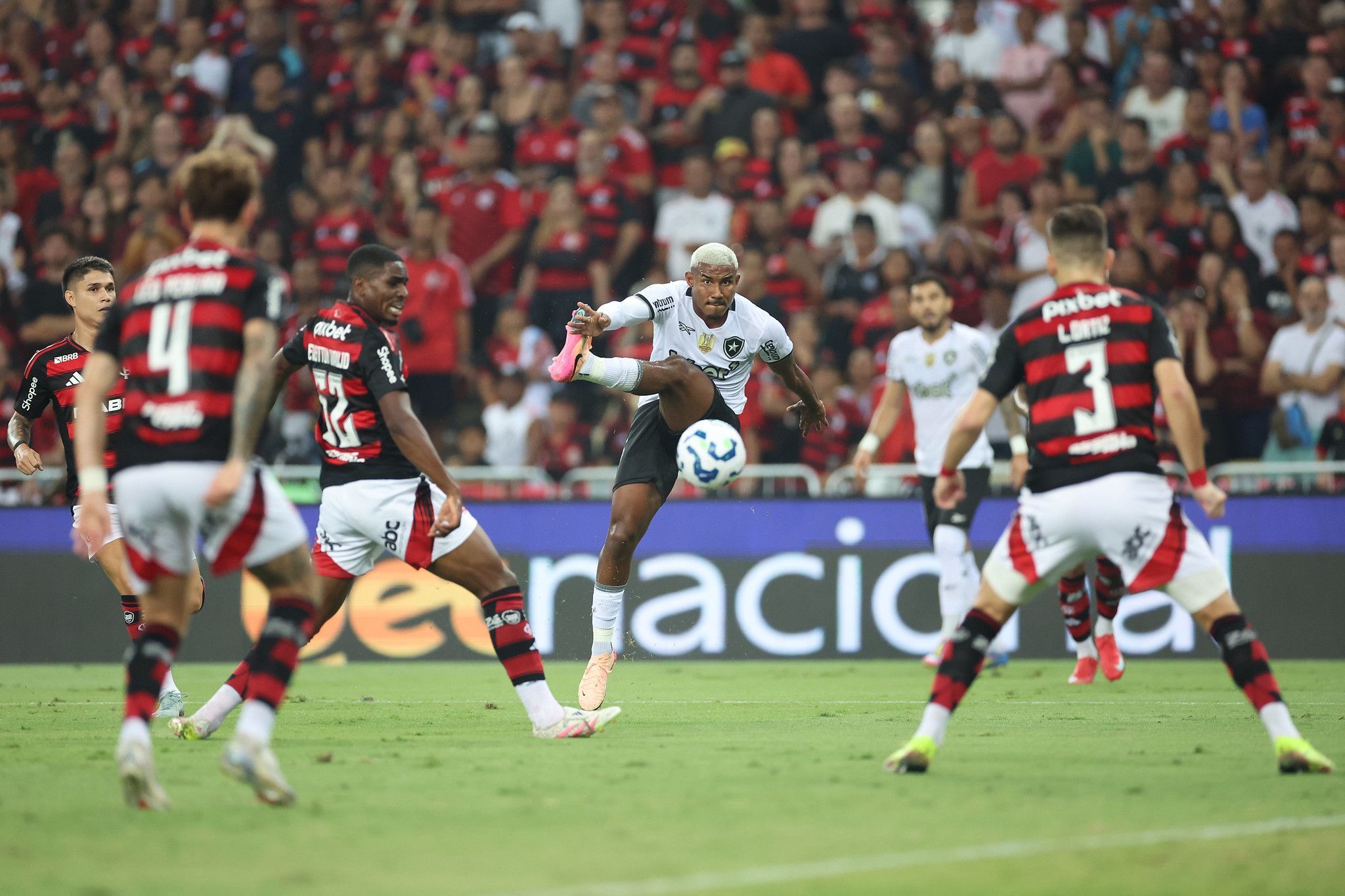 Pressionados, Botafogo e Flamengo fazem clássico decisivo pelo Brasileirão