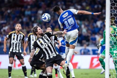 Lyanco (esq), do Atlético, e Kaio Jorge (dir), do Cruzeiro, em partida no Mineirão