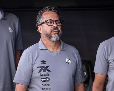 Cléber Xavier comandou o Santos na derrota para o Corinthians, neste domingo (18)