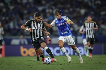 Hulk e Lucas Silva em disputa de bola num clássico entre Atlético e Cruzeiro