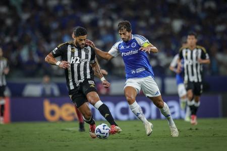Hulk e Lucas Silva em disputa de bola num clássico entre Atlético e Cruzeiro