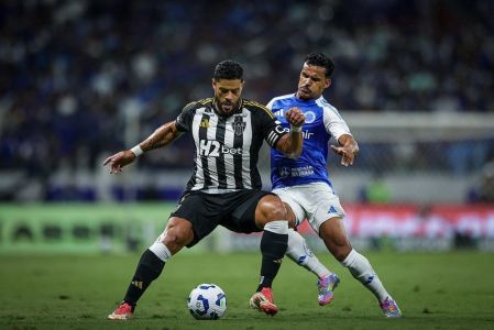 Disputa de bola entre Hulk e Kaiki em Cruzeiro x Atlético pelo Campeonato Brasileiro de 2025