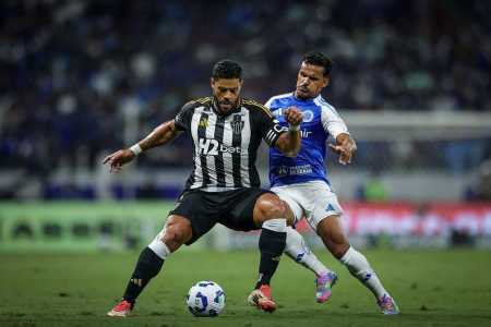Disputa de bola entre Hulk e Kaiki em Cruzeiro x Atlético pelo Campeonato Brasileiro de 2025