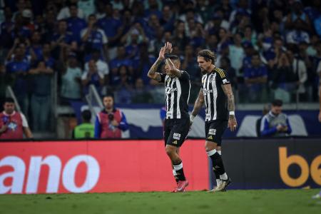 Guilherme Arana voltou a se lesionar, agora no clássico contra o Cruzeiro, pela nona rodada do Brasileiro