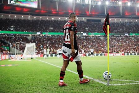 De La Cruz em ação no clássico entre Flamengo e Botafogo, no Maracanã