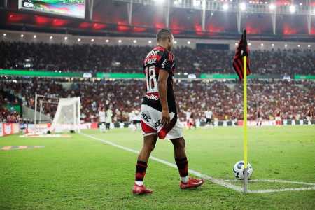 De La Cruz em ação no clássico entre Flamengo e Botafogo, no Maracanã