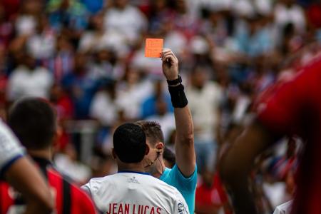 Juiz mostra cartão vermelho para Jean Lucas, do Bahia, no clássico contra o Vitória