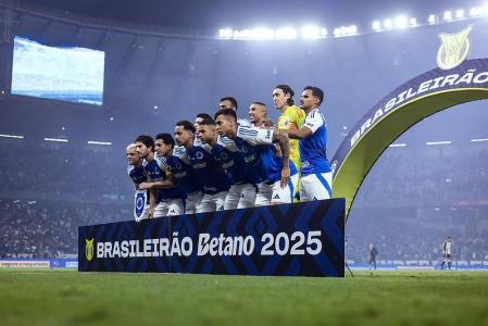 Jogadores do Cruzeiro antes da partida contra o Atlético pelo Brasileirão