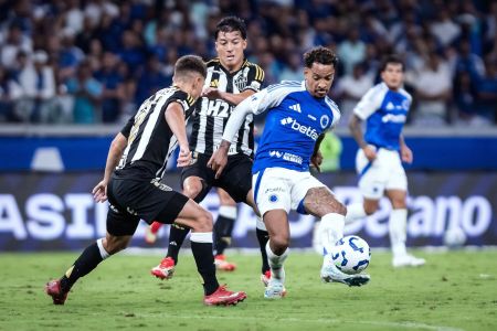Jogadores de Cruzeiro e Atlético em duelo no Mineirão, em Belo Horizonte