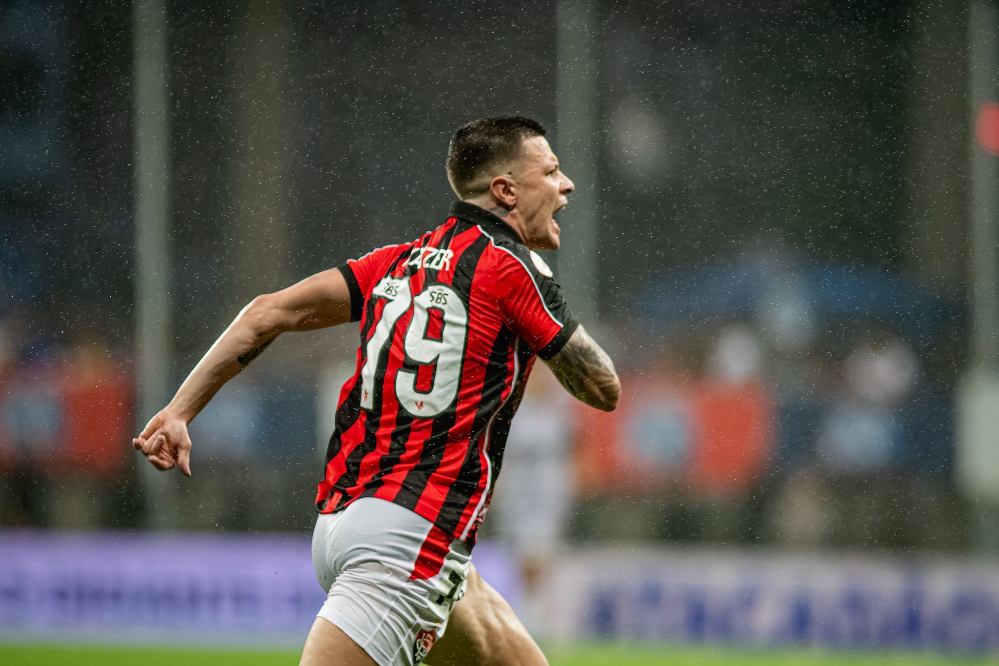 Artilheiro do Vitória no Brasileirão, Kayzer projeta encontro com Santos de Neymar