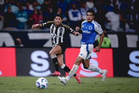 Rony, do Atlético, e Lucas Romero, do Cruzeiro, durante partida pelo Brasileirão