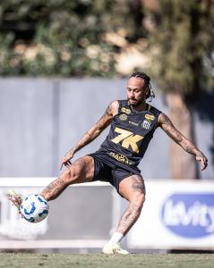 Neymar em treino no CT do Santos