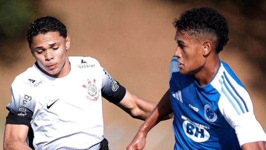 Kaique Keni (esq), do Cruzeiro, em jogo do sub-20