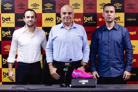 Enrico Ambrogini (à esq.), Yuri Romão (no centro) e Thiago Gasparino viajaram para a Espanha