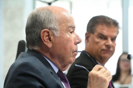 Ministro Mauro Vieira durante participação de audiência no Senado
