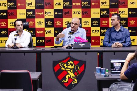 Enrico Ambrogini (à esq.), Yuri Romão (centro) e Thiago Gasparino durante coletiva de apresentação