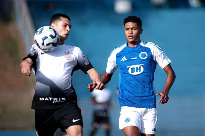 Kaique Kenji (dir) em partida pelo Cruzeiro sub-20