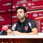 Após pegar pênalti na Série B, goleiro do CRB avalia possibilidade contra o Santos