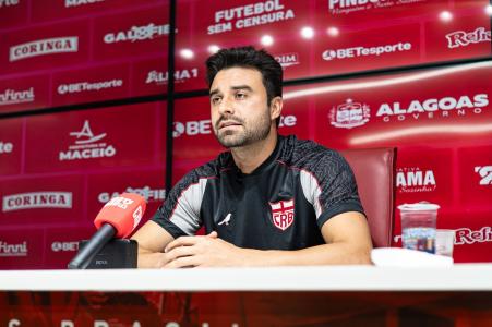 Matheus Albino, goleiro do CRB, durante entrevista coletiva